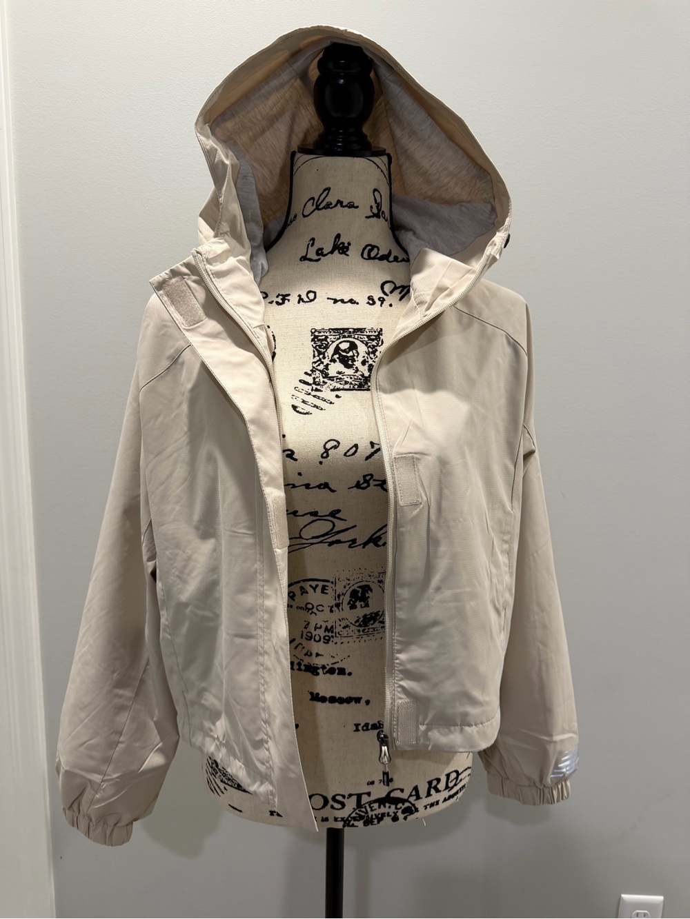 New Balance Beige Hooded Lightweight Cropped Windbreaker Rain Jacket Women’s L